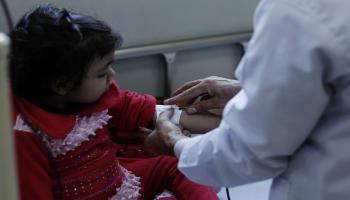 طبيب يعاين مريضة في باكستان/مجتمع (رنا ساجد حسين/ Getty)