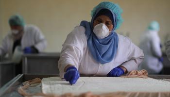 امرأة فلسطينية في مصنع للأجبان في غزة - مجتمع