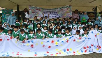 أطفال مدرسة إندونيسية يتضامنون مع مسلمي الروهينغا (أديتا إيراوان/Getty)