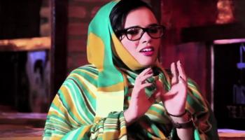 مي مصطفى موريتانية خلعت الحجاب (فيسبوك)