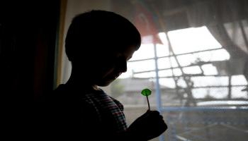 طفل يتناول السكاكر/مجتمع (عبد الله كوسكن/ الأناضول)