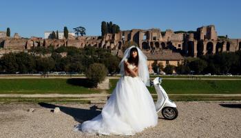 عروس ودراجة نارية صغيرة- فرانس برس