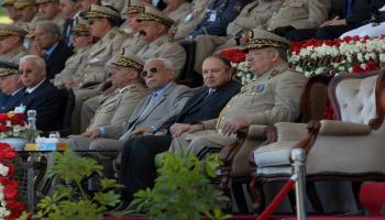بوتفليقة مع قيادات في الجيش الجزائري