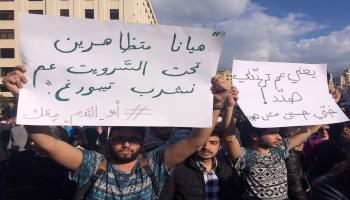 متظاهرون في لبنان (حسين بيضون /العربي الجديد)
