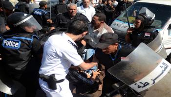 عناصر من الشرطة المصرية يوقفون محتجزا