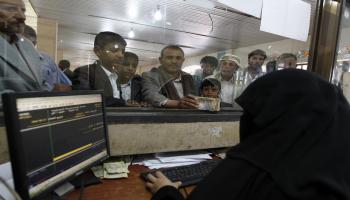 بنوك اليمن-اقتصاد-31-10-2016 (محمد هويس/فرانس برس)