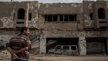 رجل ينظر الى مبنى في العراق/مجتمع/8-5-2018 (كريس ماغراس/ Getty)