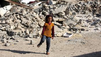 طفلة ودمار زلزال كرمانشاه 2017 - إيران - مجتمع
