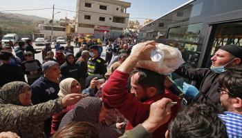 توزيع الحكومة الأردنية الخبز بسبب حظر التجول (Getty)