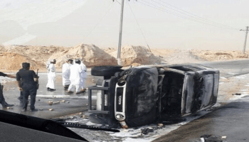 سيارة شرطة أحرقها عمال غاضبون في الرياض (تويتر)