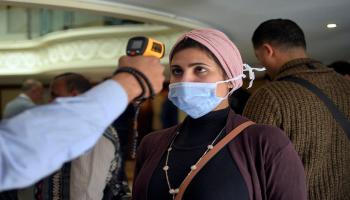 110 من الأطقم الطبية المصرية مصابون بكورونا (فرانس برس)