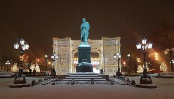 تركيبات ضوئية خلف تمثال الشاعر ألكسندر بوشكين