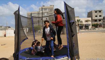 أطفال يلهون في عيد الفطر في غزة 1- مجتمع