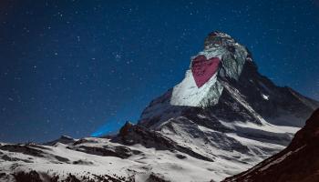 قمة جبل ماترهورن على الحدود الإيطالية السويسرية مضاءة