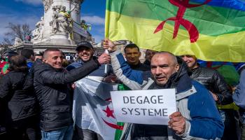 مشاركة الجزائريين في ساحة الجمهورية بباريس (Getty)