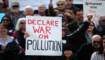 متظاهرون أميركيون يطالبون بمكافحة التلوث(أليكس ميلان ترايسي/الأناضول)
