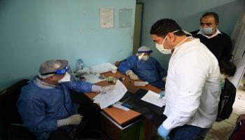 أطباء بقسم الأمراض المعدية بمستشفى إمبابة بالقاهرة (Getty)