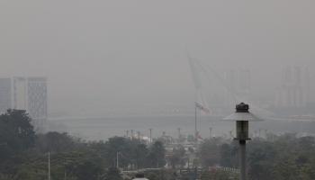ضباب حرائق الغابات يغطي العاصمة الماليزية (فريد تاج الدين/الأناضول)