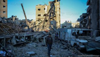 فلسطينيون وسط الدمار في غزة - مجتمع