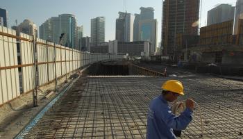 عمال في موقع عمل في الدوحة (سين غالوب/Getty)