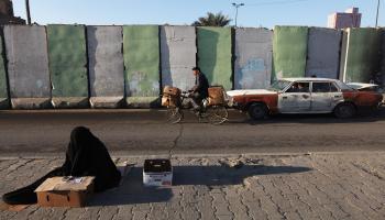 العراق- مجتمع- تسول في بغداد (ماريو تاما- Getty)
