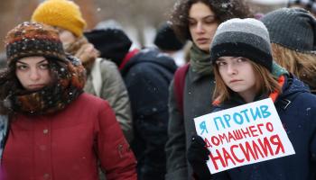 روسيات في تظاهرة ضد تعنيف النساء (سيرغي فاديشيف/Getty)