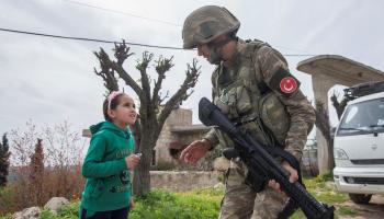 جندي تركي وفتاة سورية بعفرين - سورية - مجتمع