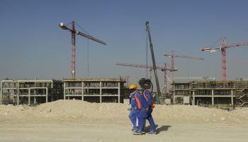 ظروف قاسية يكابدها العمال الوافدون في الإمارات (Getty)