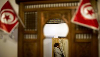 امرأة تونسية تصوّت في الانتخابات