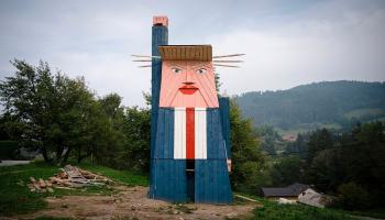 تمثال خشبي لترامب (يوري ماكوفيك/فرانس برس)