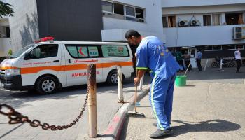 عامل نظافة في أحد مستشفيات غزة (خاص/عبدالحكيم أبور ياش)
