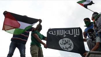 Palestinian flags and flag of the Islamic State 