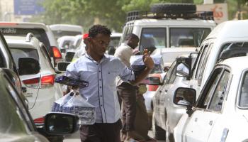 بائع سوداني بين إشارات المرور بالخرطوم 