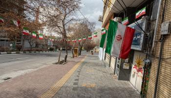 شوارع إيران خالية من المارة بسبب كورونا (الأناضول)