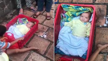 طفل يتشبث بأخيه الرضيع بعد أن رمتهما أمهما بالشارع