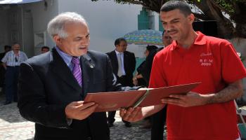 سجين جزائري يتسلم شهادة البكالوريا (أرشيف فرانس برس)