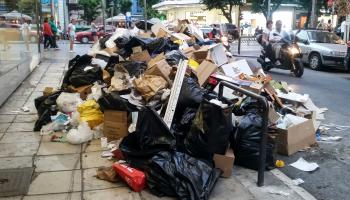 أكوام من النفايات في شوارع اليونان 