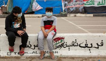 متظاهران عراقيان في البصرة بالكمامة- فرانس برس