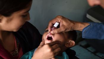 حملة تلقيح ضد شلل الأطفال في بيشاور (فرانس برس)