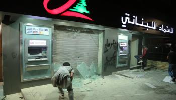 تكسير واجهة أحد المصارف اللبنانية الكبرى (حسين بيضون/العربي الجديد)