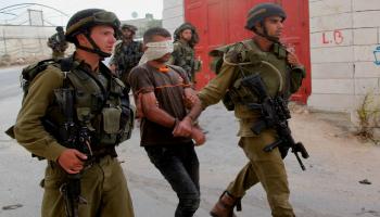 جنود الاحتلال يعتقلون شابا فلسطينيا (مأمون وزوز/الأناضول)