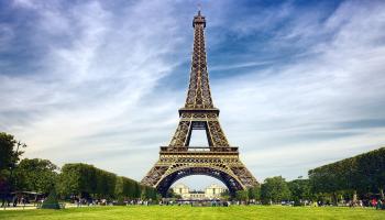 بيع جزء من درج برج إيفل بمزاد بباريس...والمشتري عربي