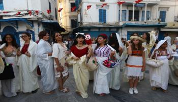 تونسيات يرتدين أزياء تقليدية (ياسين جيدي/ الأناضول)