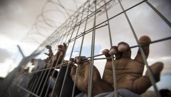 أسرى فلسطينيون في سجن النقب الإسرائيلي (جاك غويز/فرانس برس)