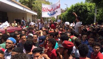طلاب الثانوية العامة المصرية يتظاهرون أمام وزارة التعليم (فيسبوك)