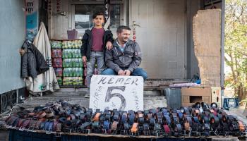 رجل وابنه يبيعان الأحذية في أنقرة- Getty