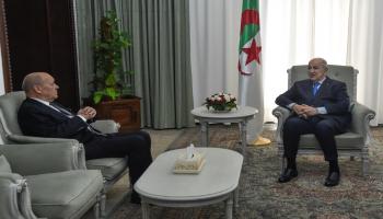 الرئيس الجزائري ووزير الخارجية الفرنسي (رياض كرامدي/فرانس برس)