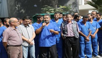 غزة- مجتمع- عمال نظافة المستشفيات/اعتصام-10-04(عبد الحكيم أبو رياش)