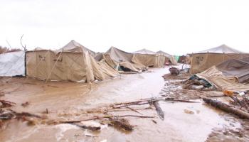 السيول تغرق مخيمات النزوح في تعز والحديدة(فيسبوك)