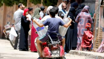 مصريون وتعبئة مياه - مصر - مجتمع